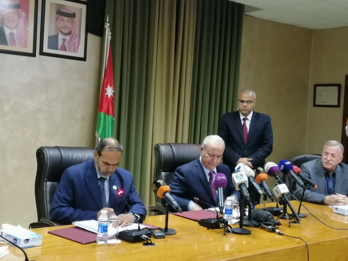 الحكومة والنقابة توقّعان اتفاق إنهاء إضراب معلمين