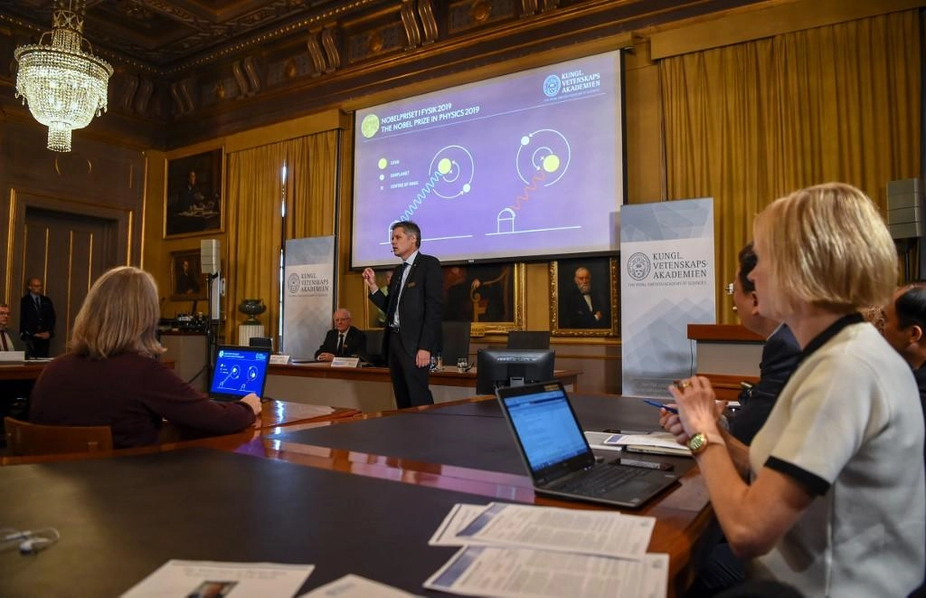 3 علماء كونيات يفوزن بجائزة نوبل للفيزياء 2019