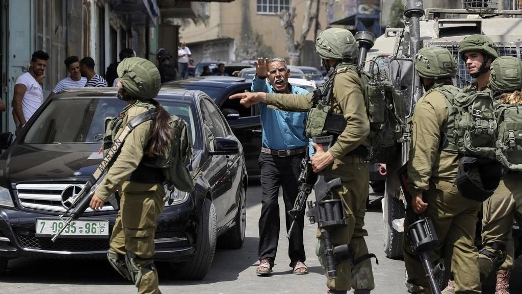 الاحتلال يعتقل 3 فلسطينيين جنوب الخليل