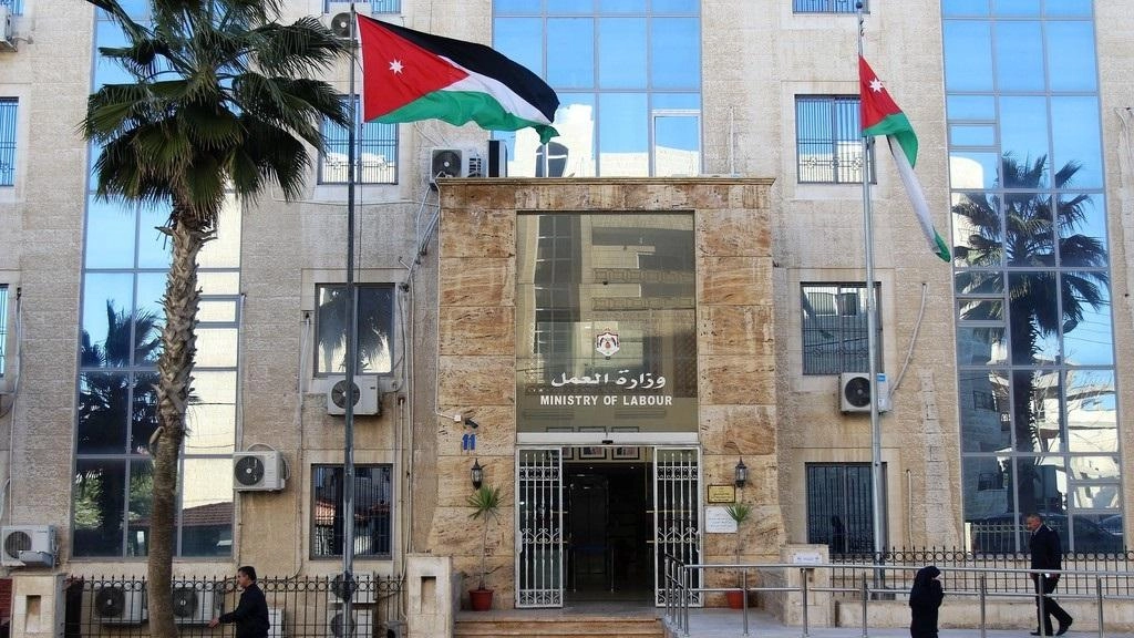 نحو 28 مهنة لا يجوز للوافد ممارستها 