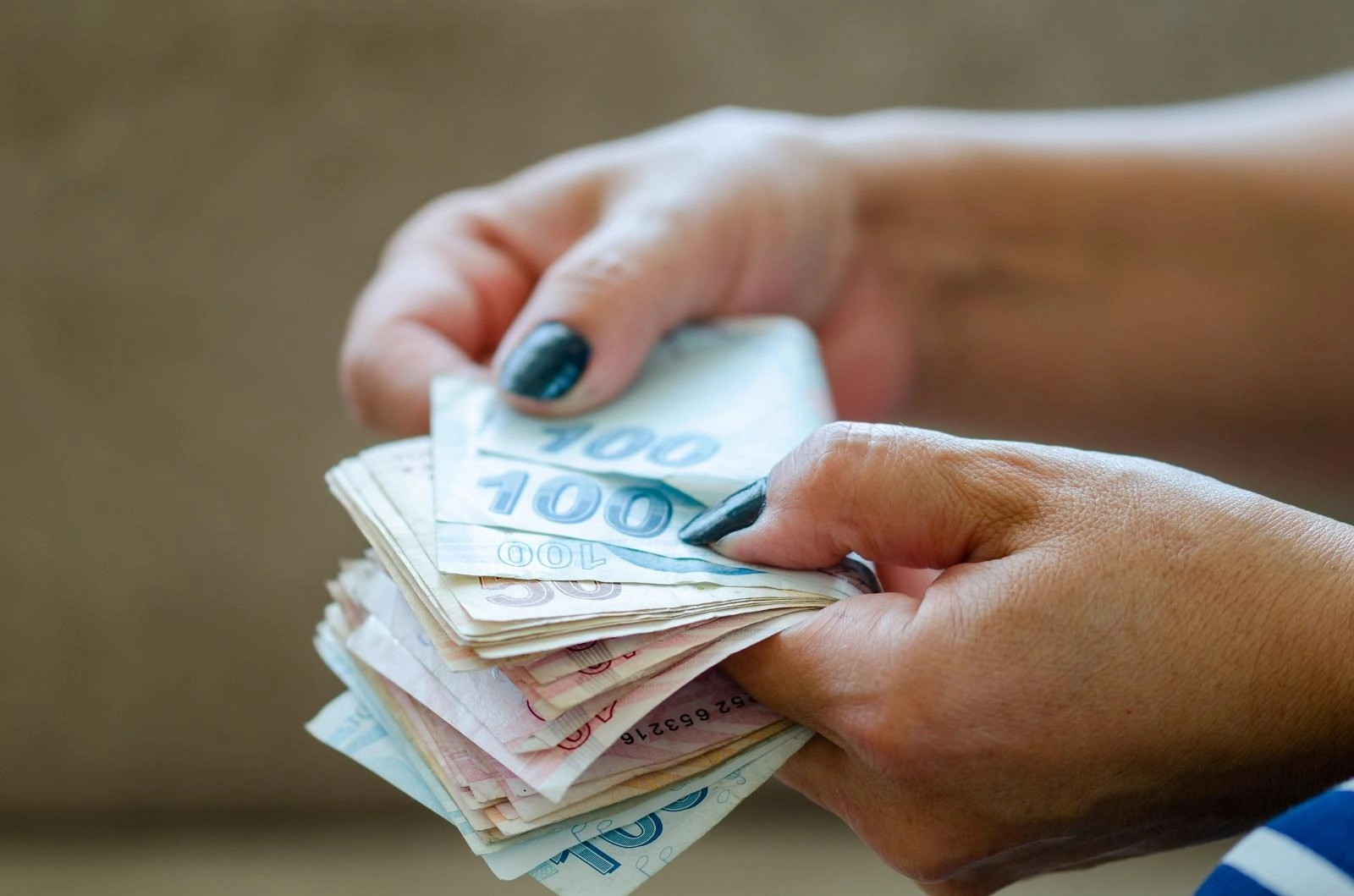الليرة التركية أسوأ العملات أداءً الشهر الحالي