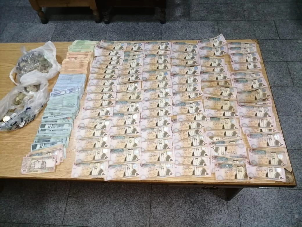 ضبط 3 مشتبهين بسرقة 14 ألف دينار من محطة وقود