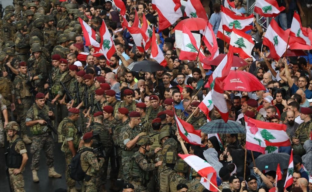 إصرار على التظاهر والجيش يفتح الطرق بالقوة