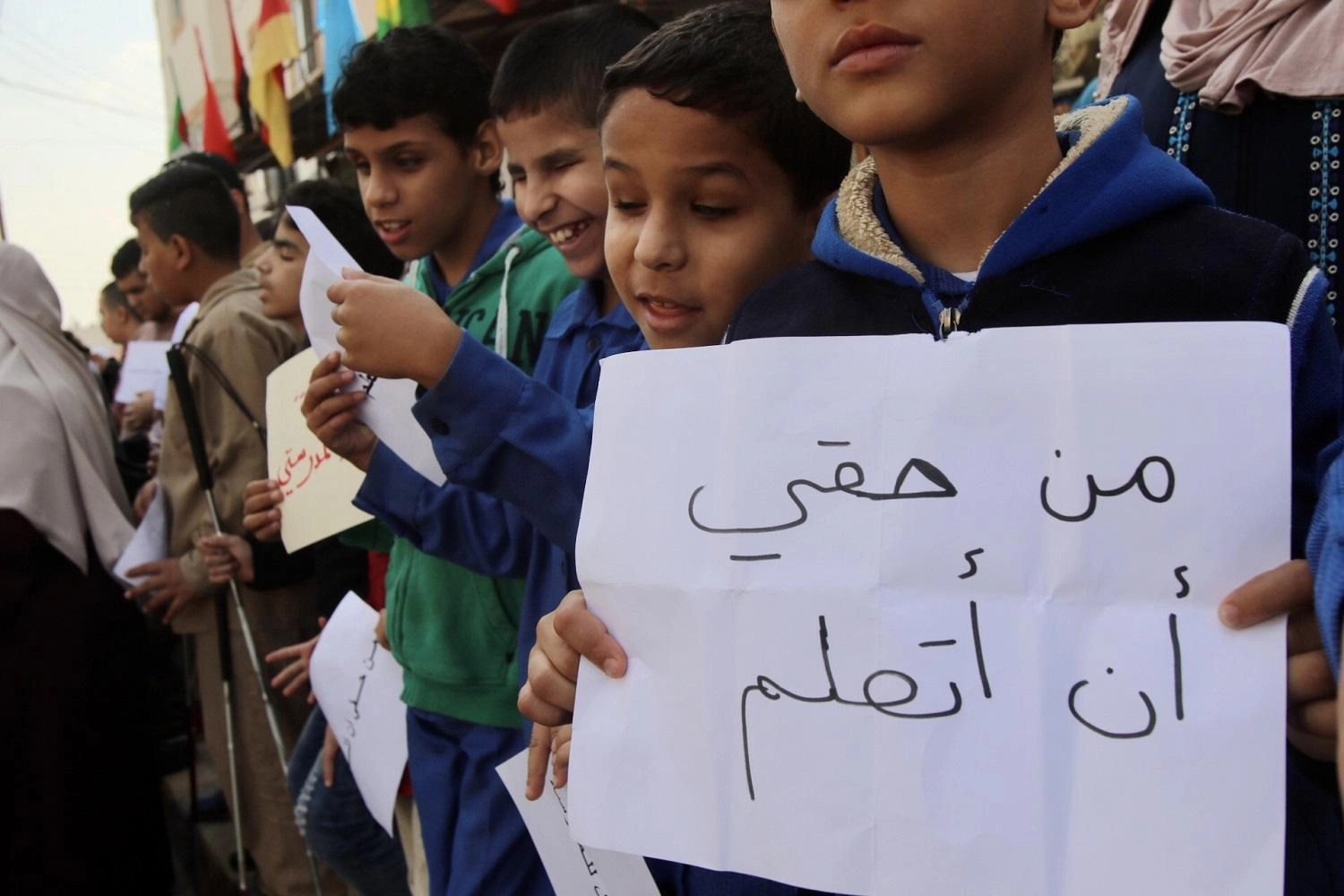 وقفة احتجاجية لطلبة أكفّاء وأولياء أمورهم
