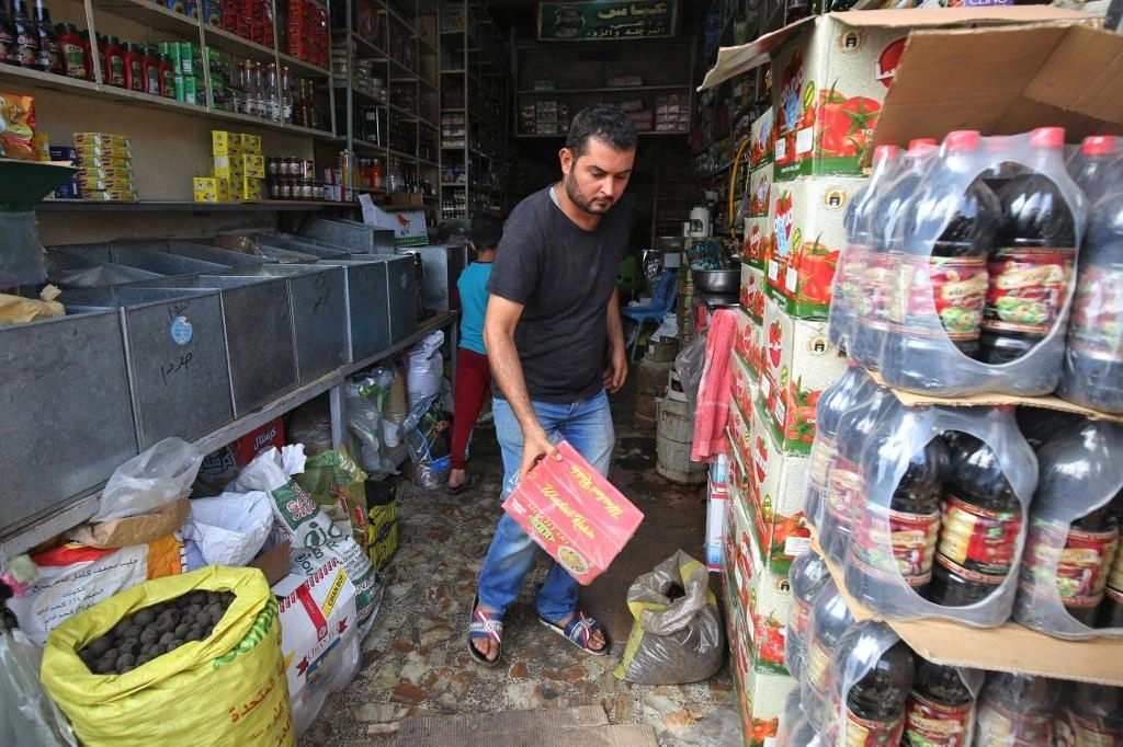 عراقيون يتهافتون على متاجر ومحطات وقود