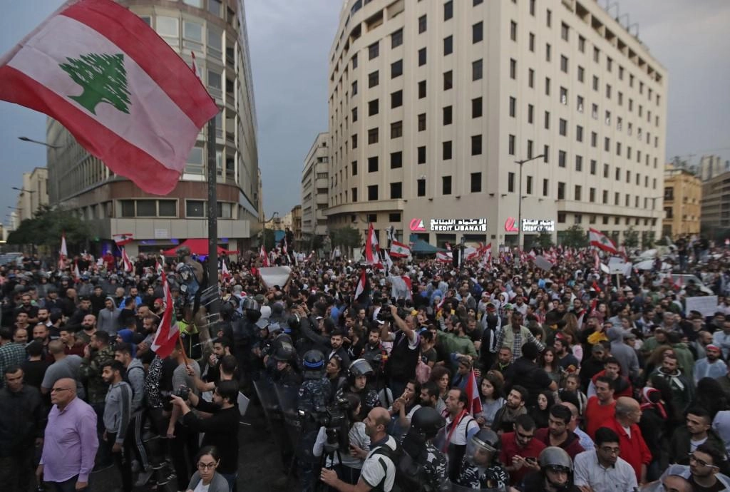 توتر في بيروت بين مؤيدي حزب الله ومعارضي الطبقة السياسية