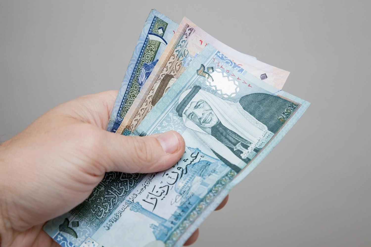 دعوة لزيادة رواتب موظفي القطاع العام