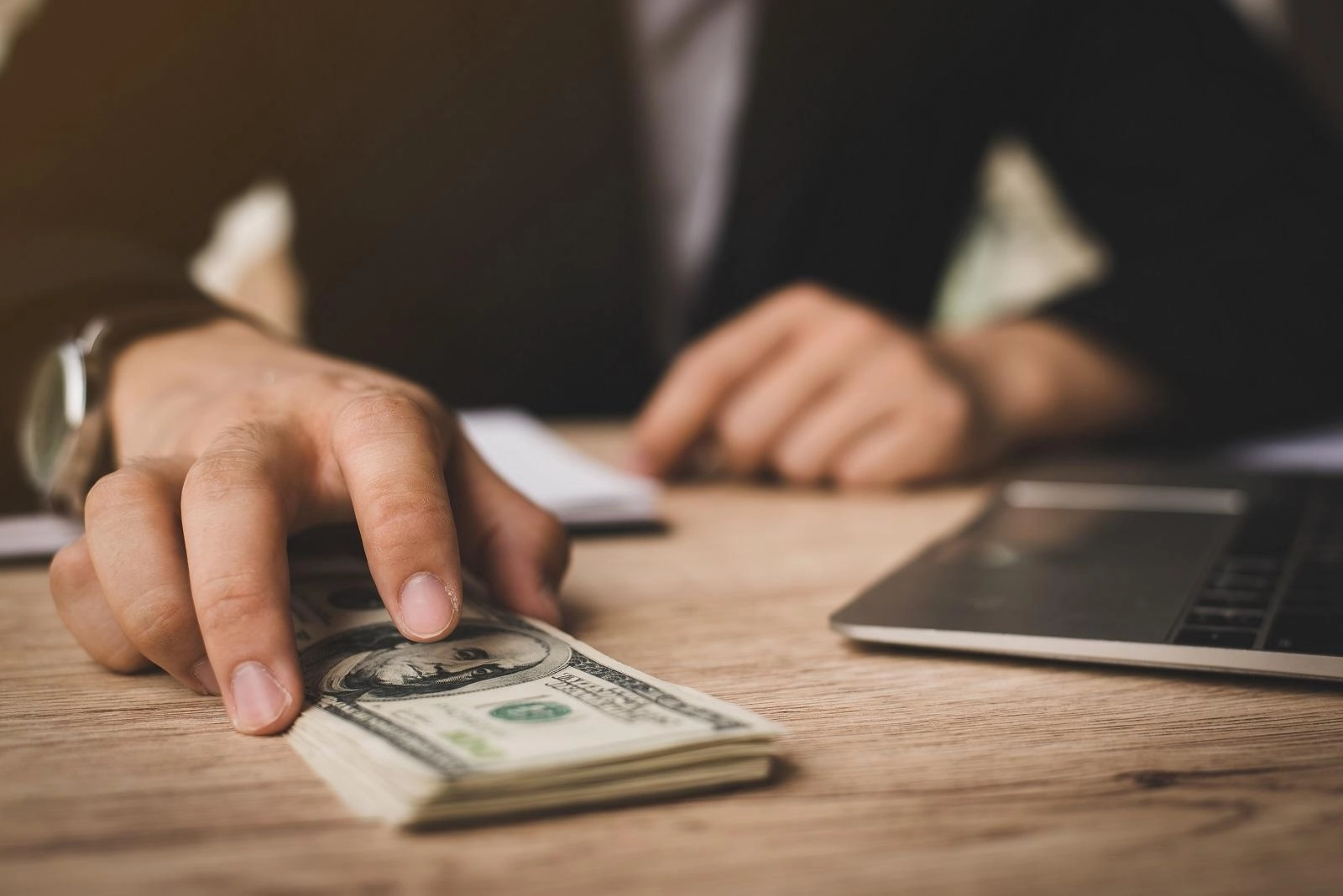 منع إخراج دولارات نقدية "دفعة واحدة" عبر المطارات والمعابر