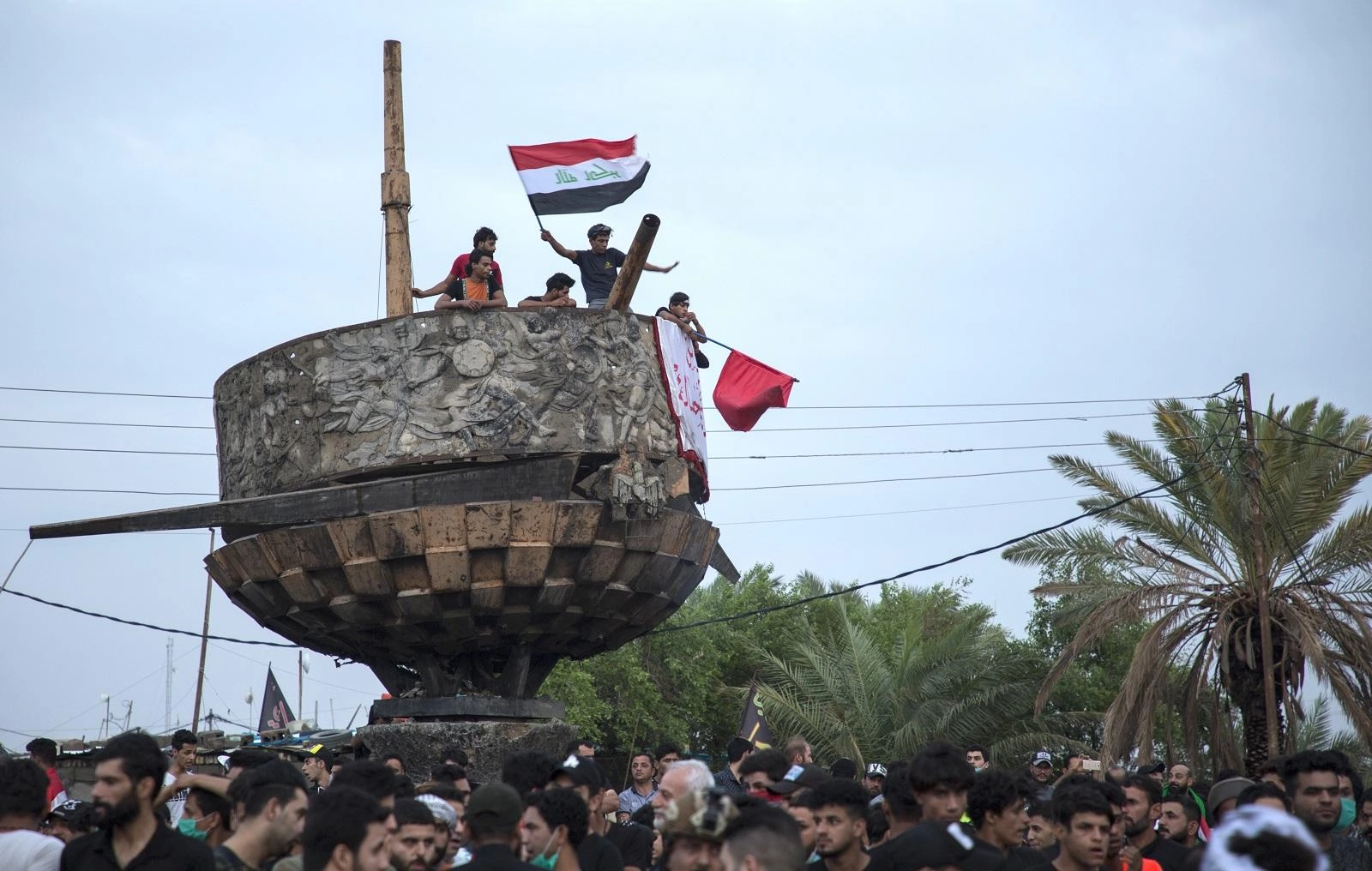 كسر حظر التجول بعد انضمام حشود طلابية للاحتجاجات