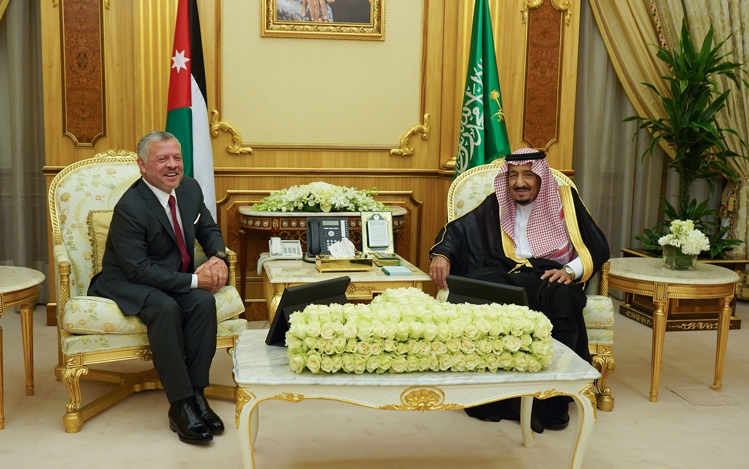 الملك يلتقي خادم الحرمين الشريفين وولي العهد