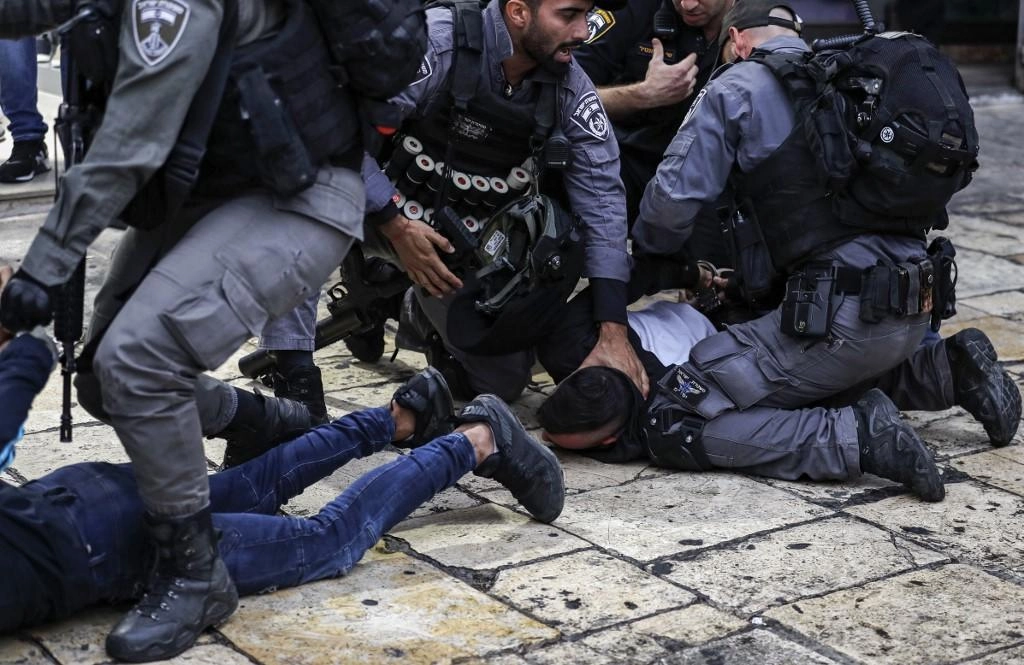 الاحتلال الإسرائيلي يعتقل 18 فلسطينيا
