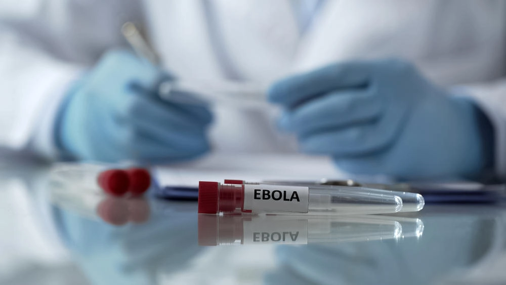 مقتل 3 عمال إغاثة وتعليق فحوصات الإيبولا 