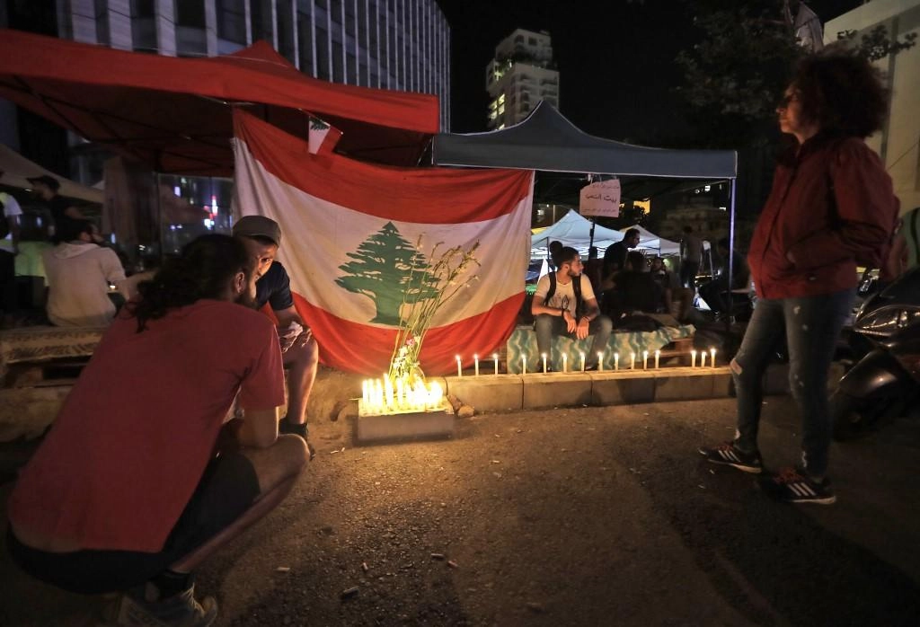 المتظاهرون يتمسكون بمطالبهم