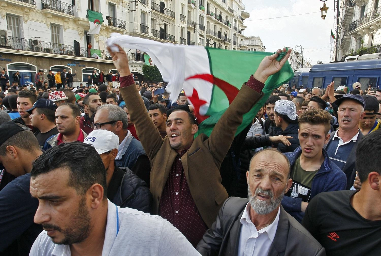 آلاف يتظاهرون بالتزامن مع عيد الثورة