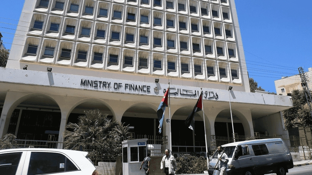 مداهمة 3 مصانع إثر اشتباه بمخالفات ضريبية وجمركية