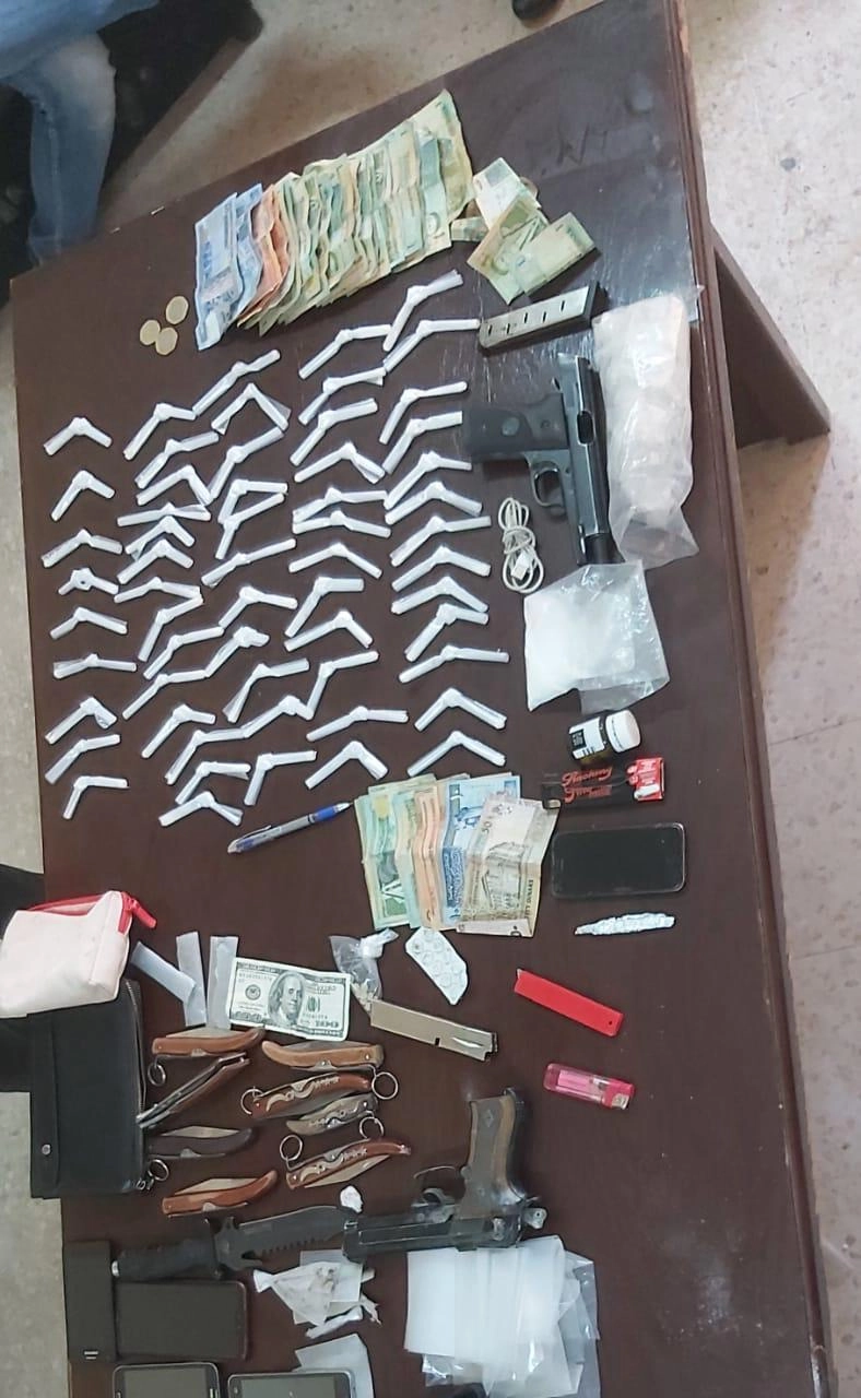 القبض على 6 أشخاص بحوزتهم مواد مخدرة وأسلحة 