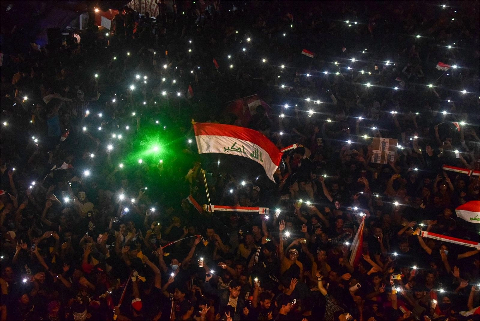 محتجون يغلقون ميناء بعد استئناف وجيز للعمل