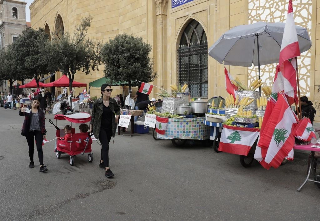 باعة متجوّلون وجدوا مصدر رزق في التظاهرات