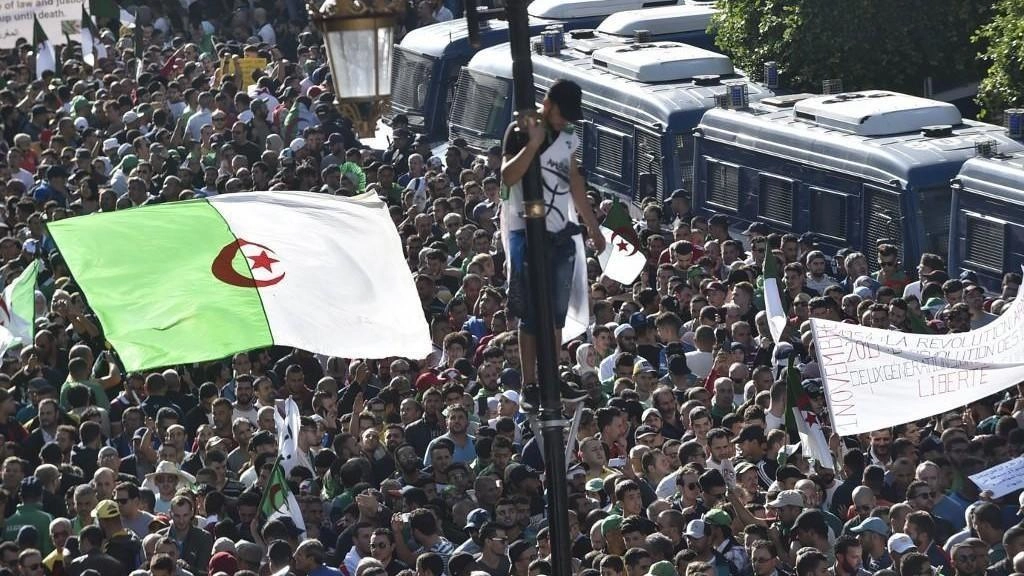 مرشح للرئاسة يتعهد بالاستجابة لمطالب "الثورة"