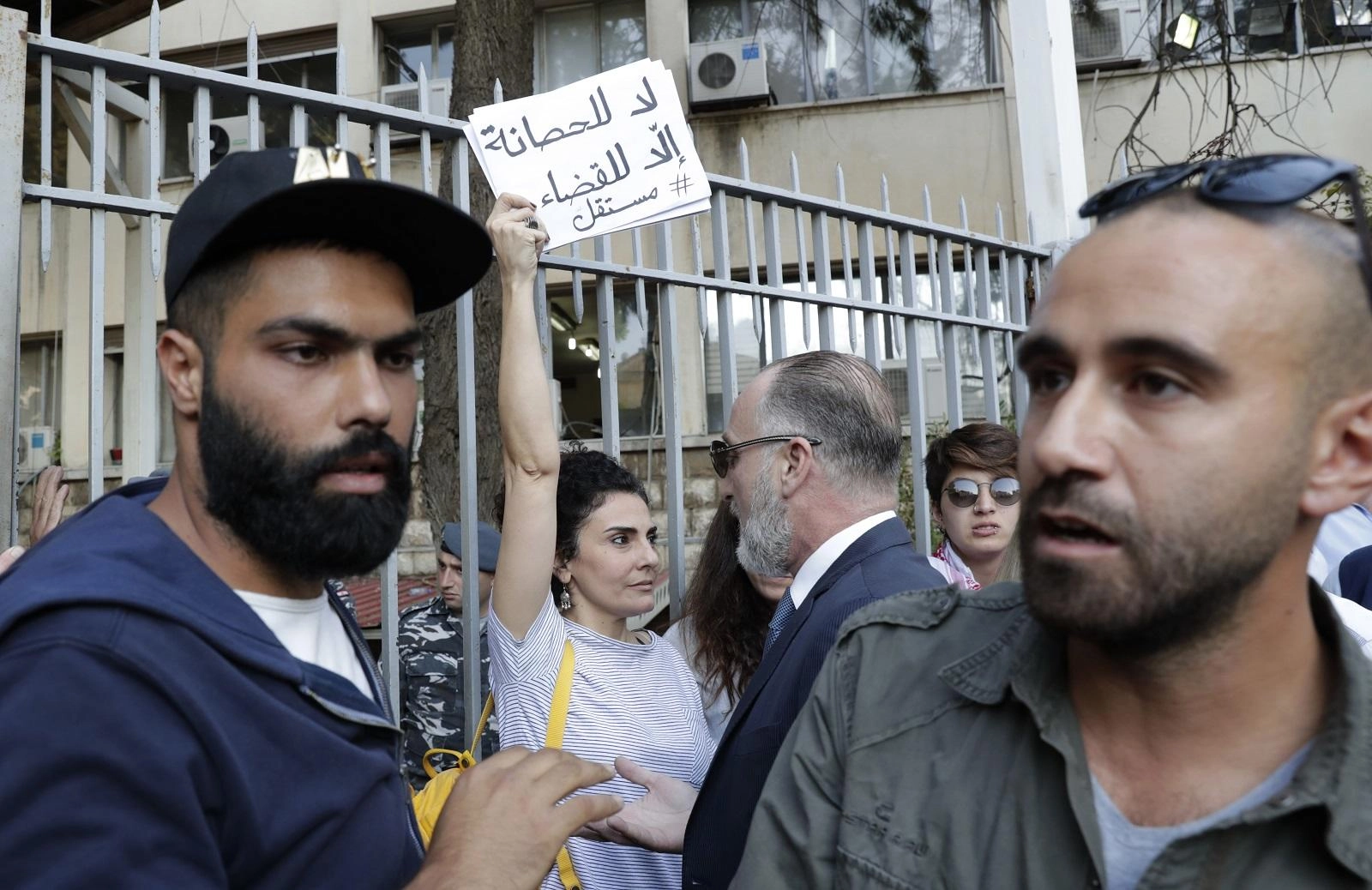 منع موظفين من دخول مؤسساتهم تلبية لإضراب عام