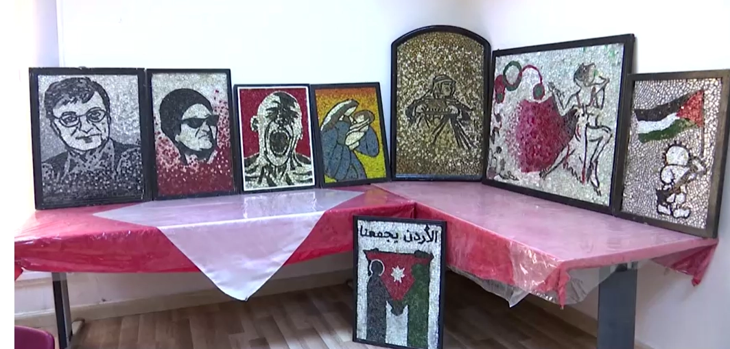 أردني يحول نفايات زجاجية إلى قطع فنية