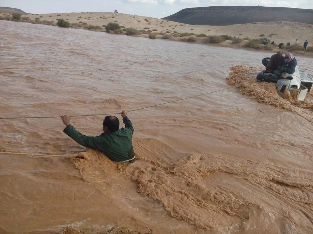 إنقاذ 29 شخصا حاصرتهم مياه الأمطار