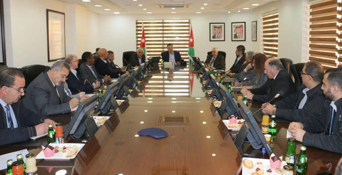 وزير العمل يدعو لإنشاء مركز نموذجي لصيانة السيارات