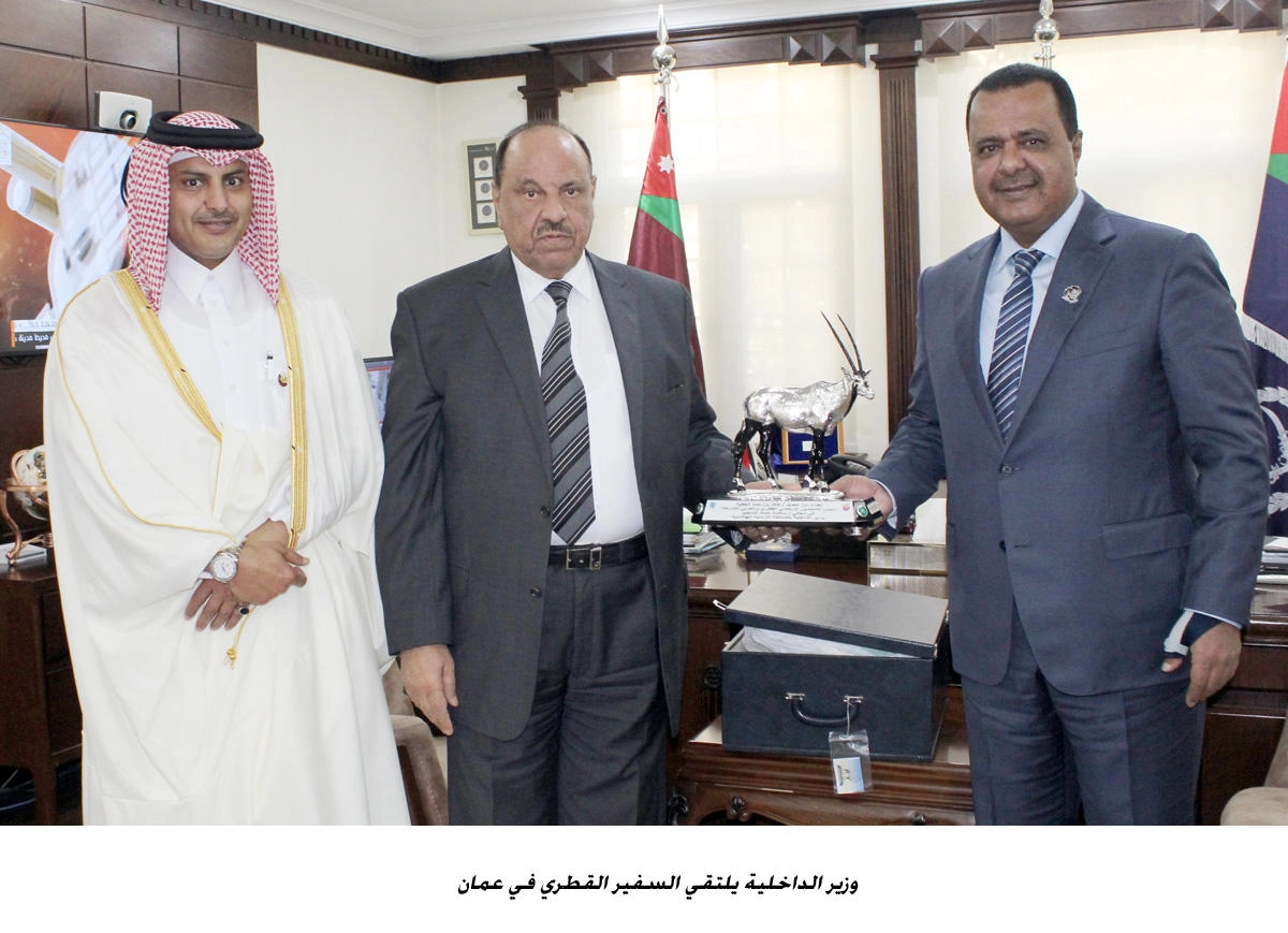 وزير الداخلية يبحث مع السفير القطري تعزيز التعاون