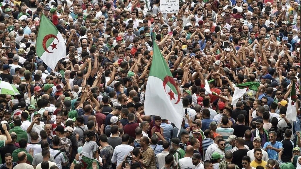محتجون يصعدون ضغوطهم في تظاهرات جديدة