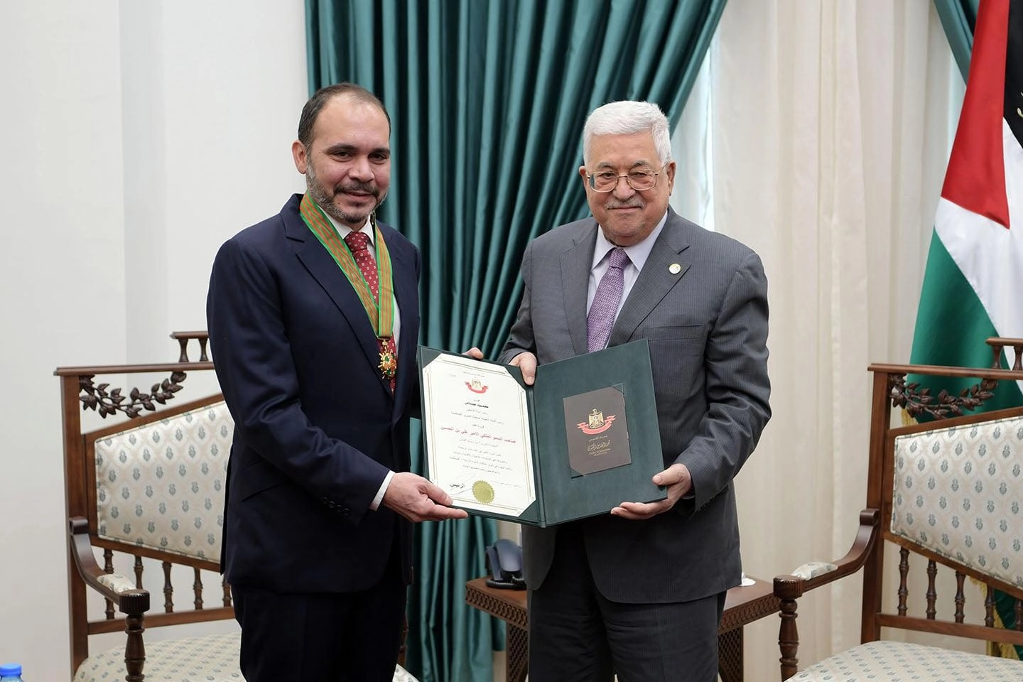 رئيس فلسطين يقلّد الأمير علي النجمة الكبرى من وسام القدس