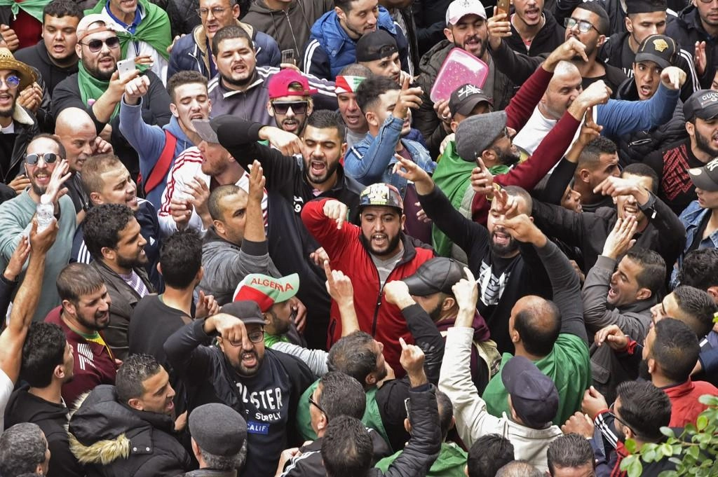 السجن 6 أشهر بحق 19 متظاهرا 