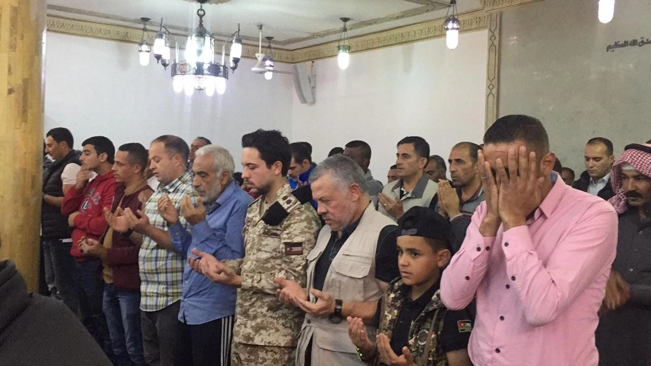 الملك وولي العهد يؤديان صلاة الاستسقاء في العقبة