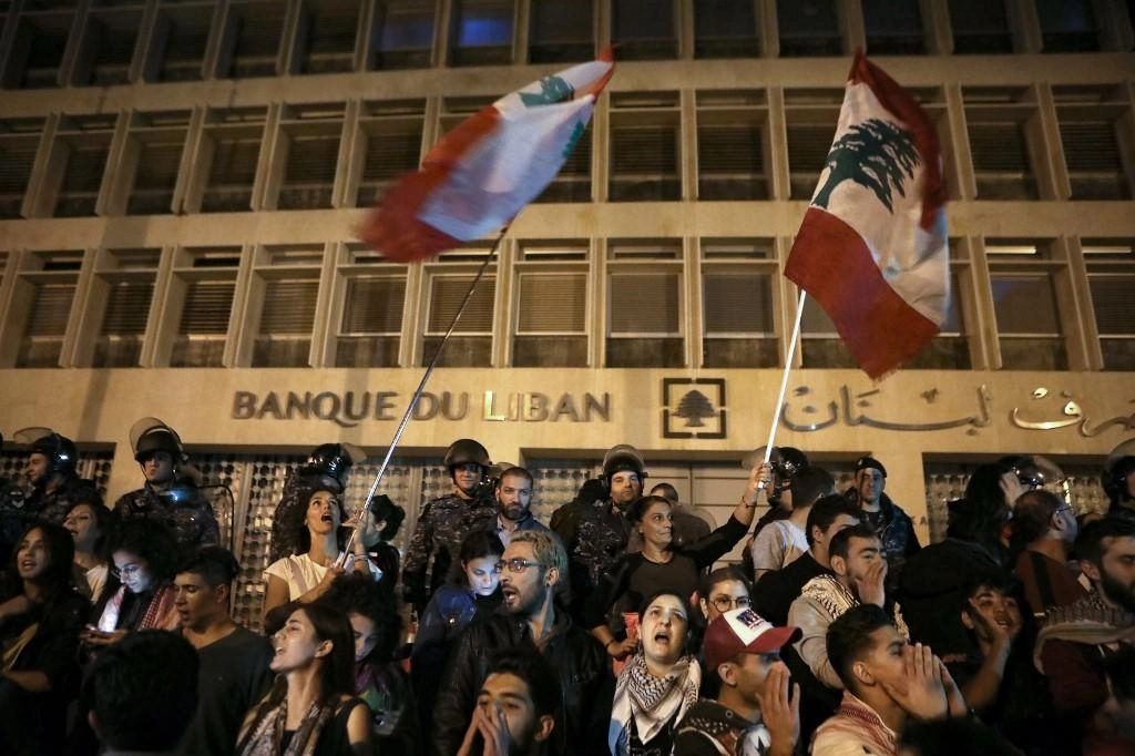 وزير لبناني: طالبت بنوك خفض الفائدة إلى النصف