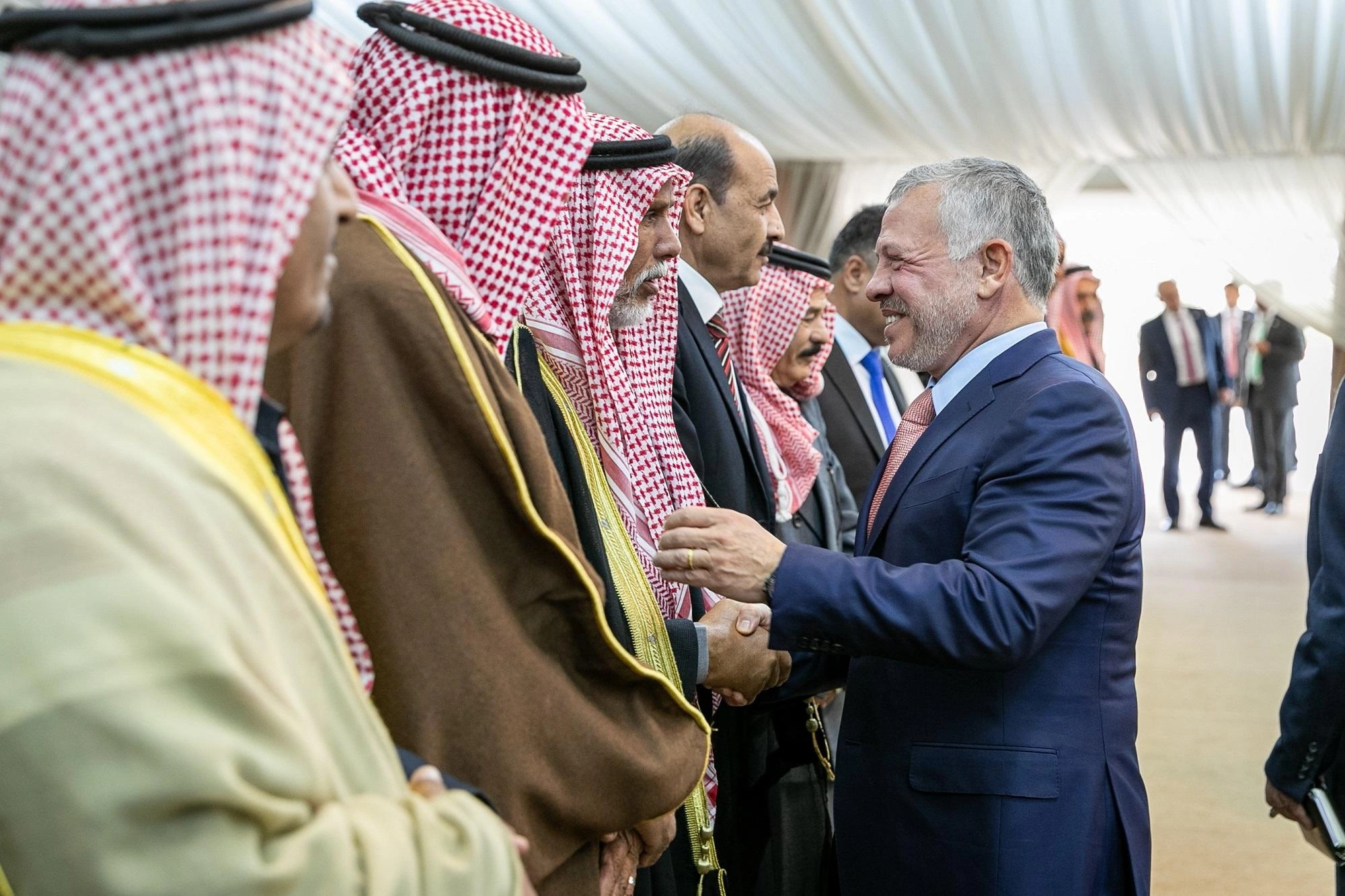الملك: وجهت الحكومة لخفض الإنفاق بما يمكن من زيادة الرواتب
