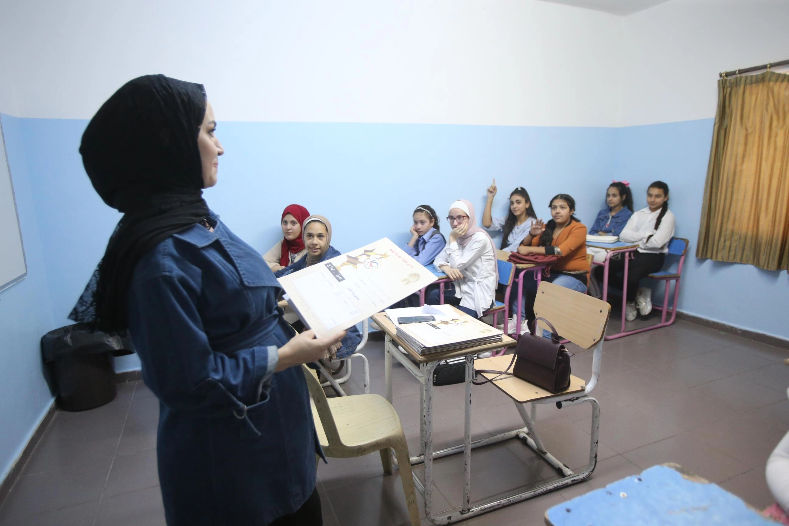 رئيس الوزراء يشيد بتحسن أداء الطلبة الأردنيين