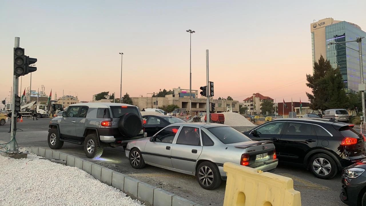 تشغيل إشارات ضوئية الخميس على تقاطع السادس