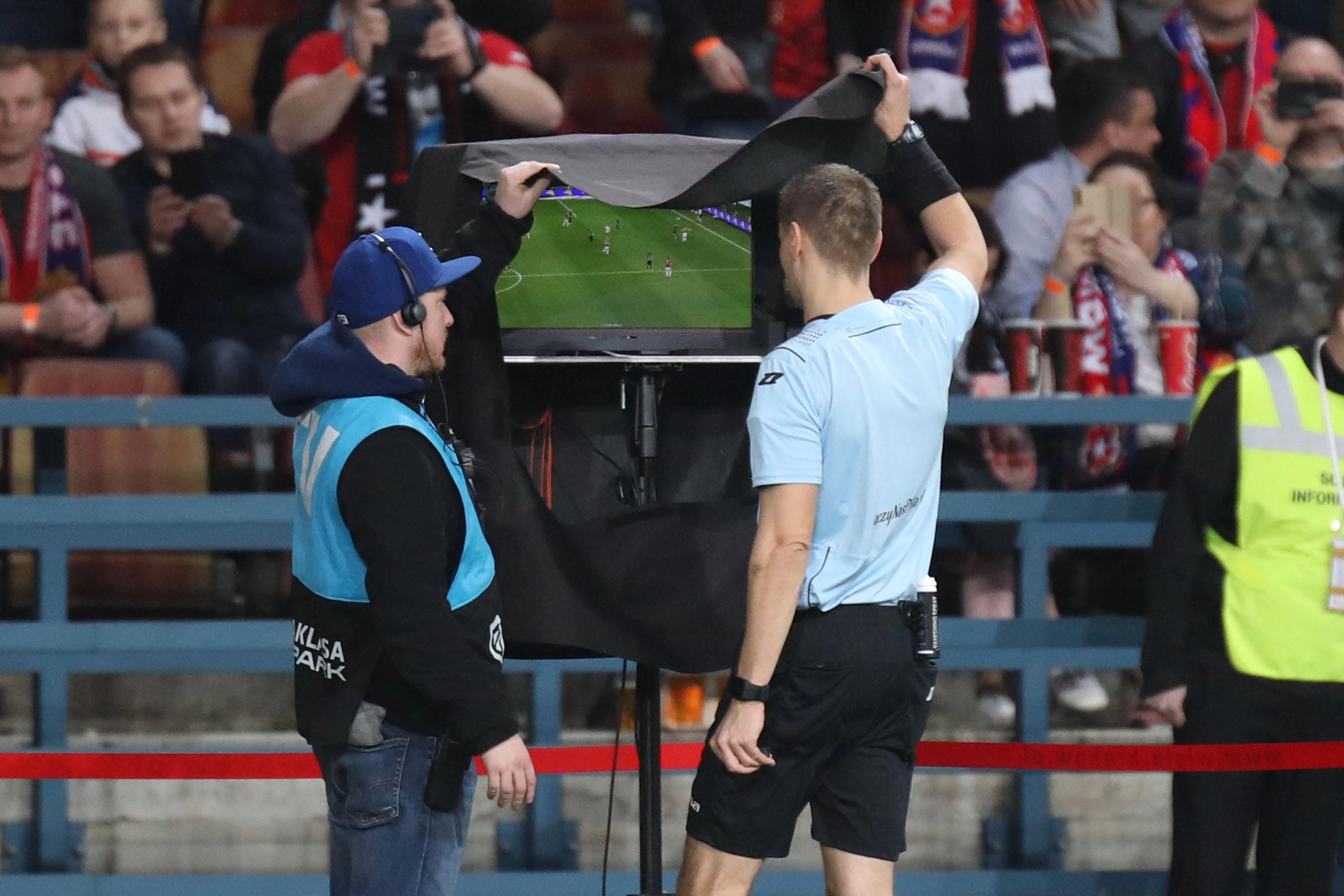 رئيس الاتحاد الأوروبي: تقنية المساعدة بالفيديو "فوضوية"