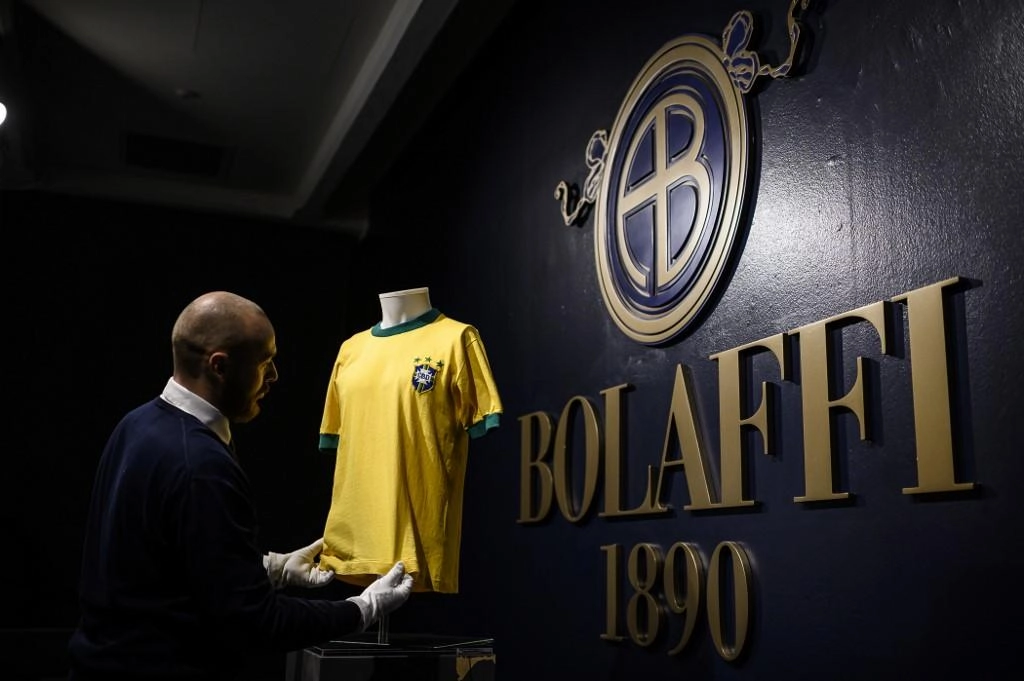 بيع قميص لبيليه بـ 30 ألف يورو في مزاد