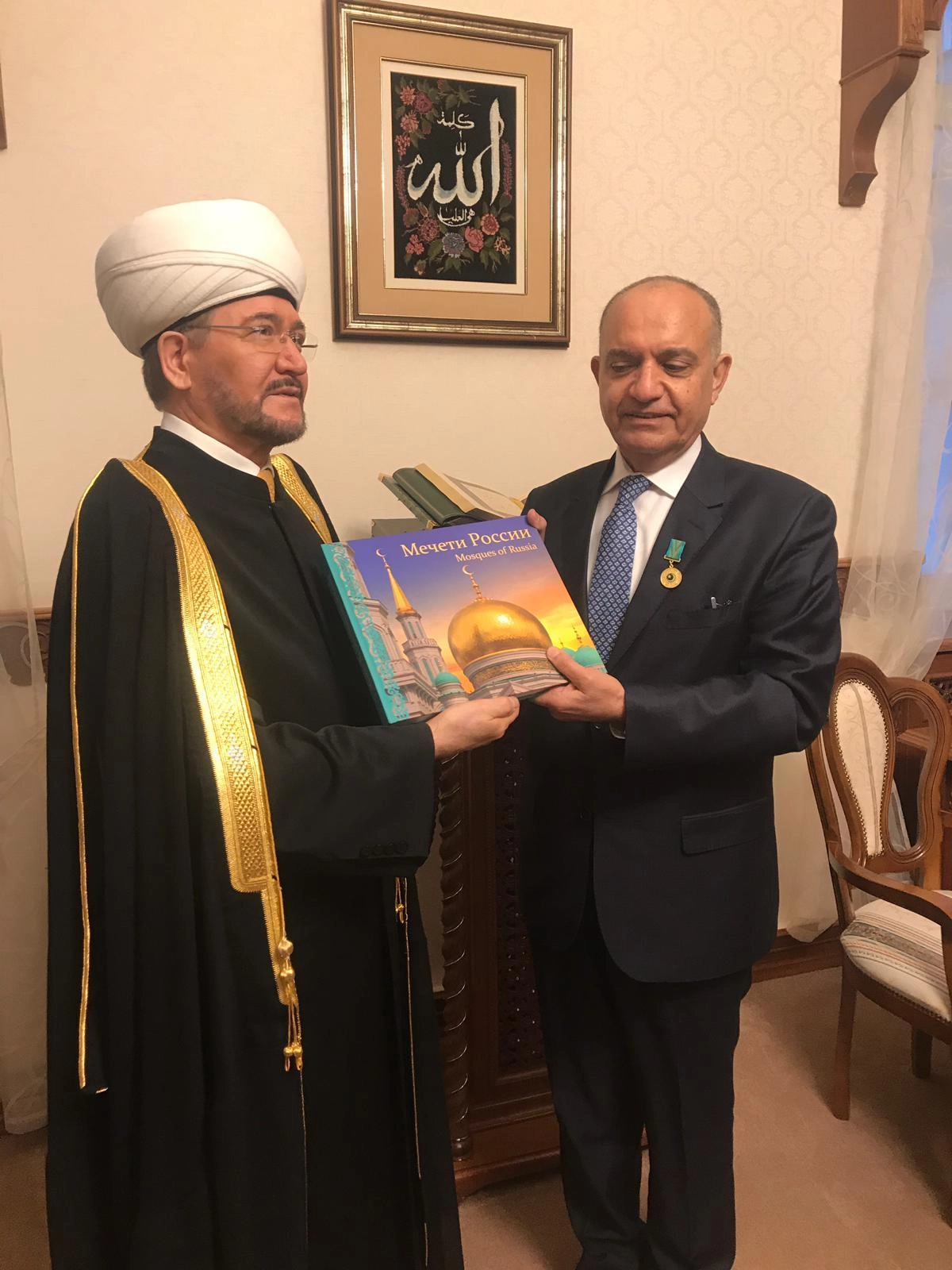 منح وزير الدولة لشؤون الإعلام أمجد العضايلة وسام "الوحدة الروحية"