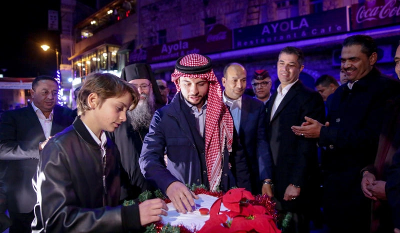 ولي العهد يشارك في إضاءة شجرة عيد الميلاد في مادبا
