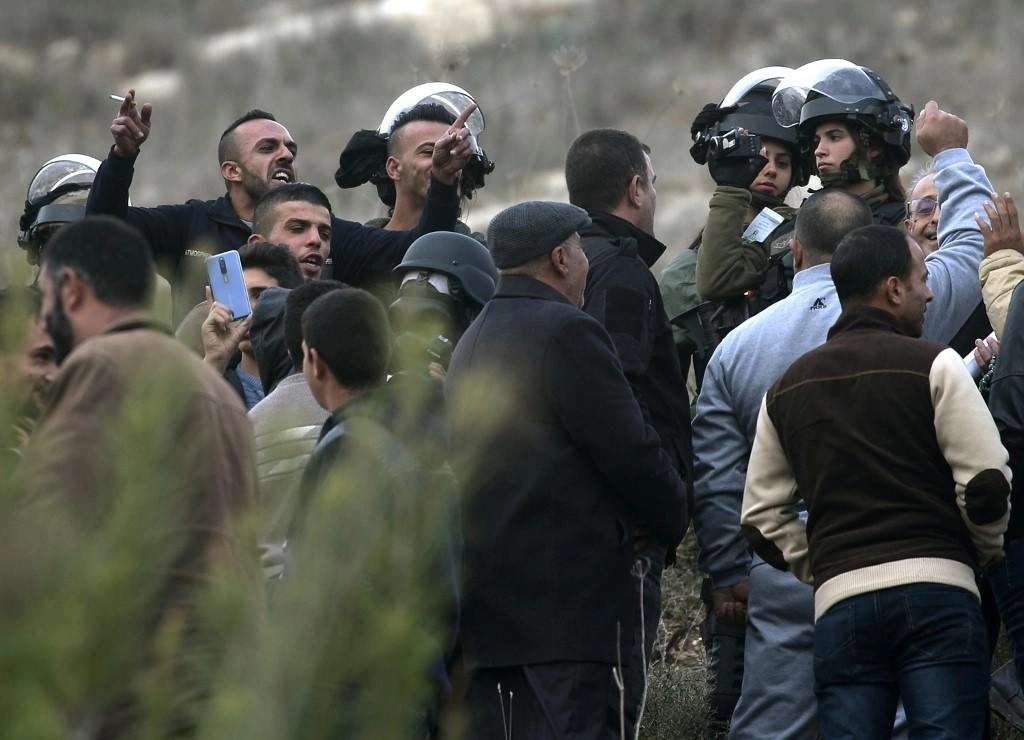 الاحتلال الإسرائيلي يعتقل 22 فلسطينيا