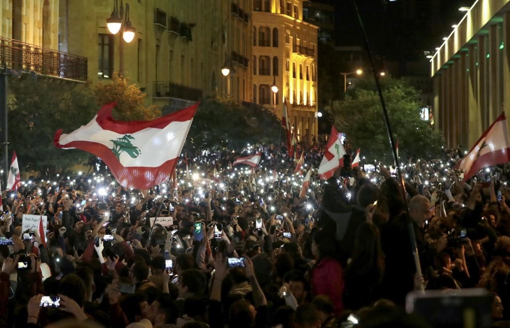 إرجاء استشارات تسمية رئيس حكومة لبنان وسط غضب الشارع