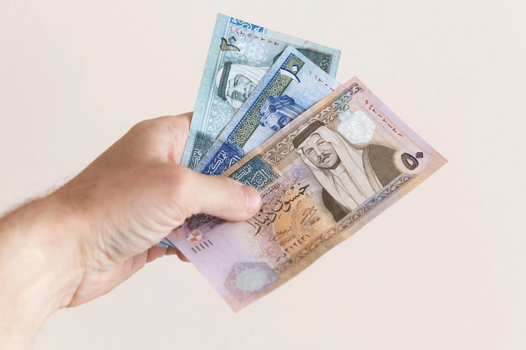 إعفاء موظفين من مبالغ مستحقّة عليهم نتيجة الجمع بين راتبين