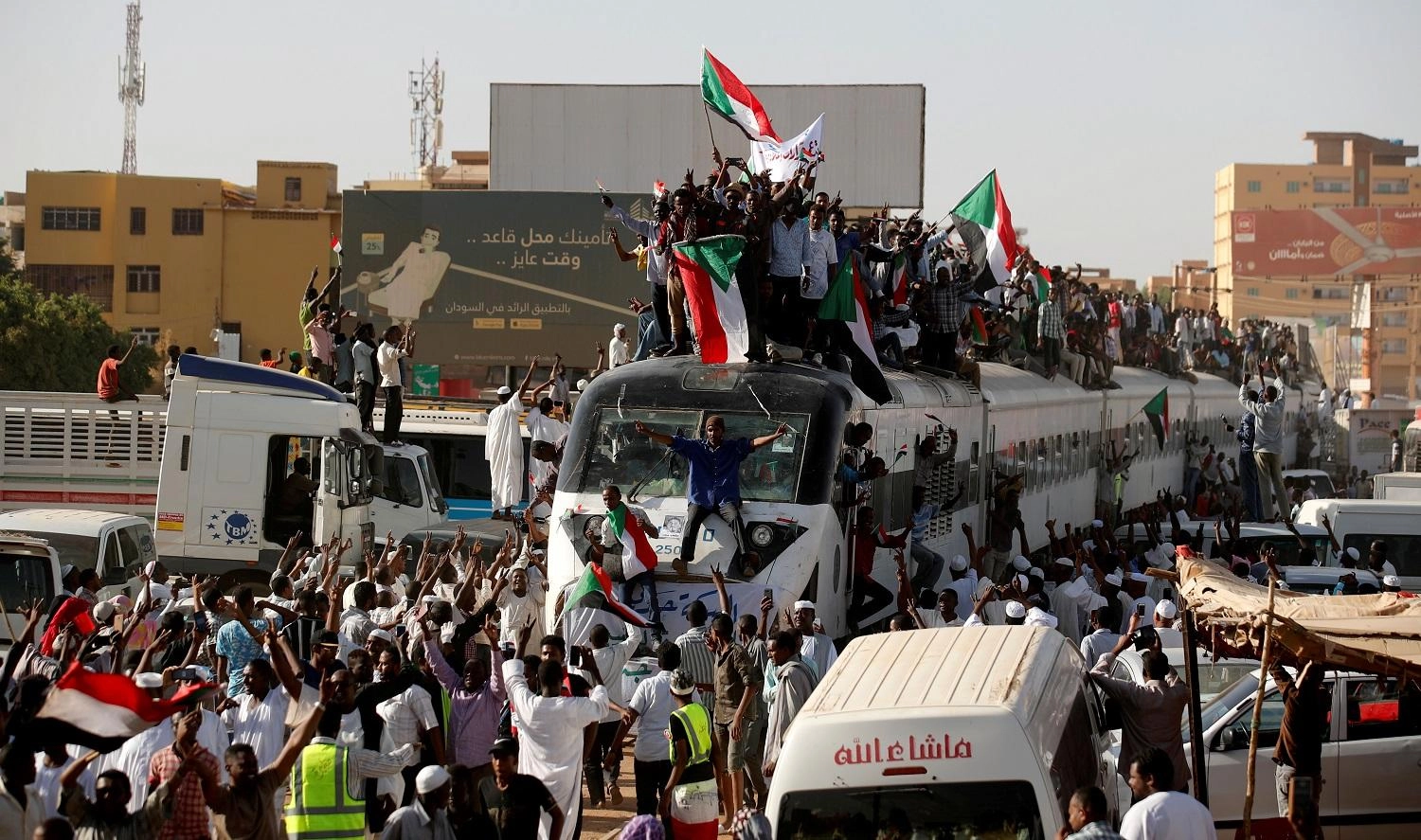 سودانيون يحتفلون بمرور عام على إطاحة البشير
