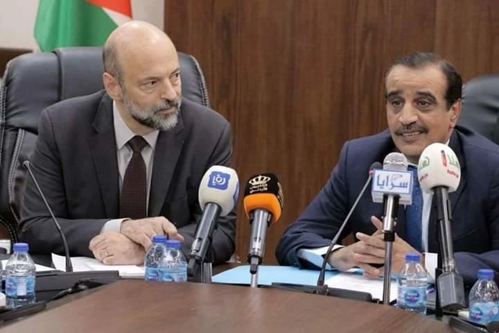 كتلة نيابية تبحث مع رئيس الوزراء خططا للنهوض بالاقتصاد 