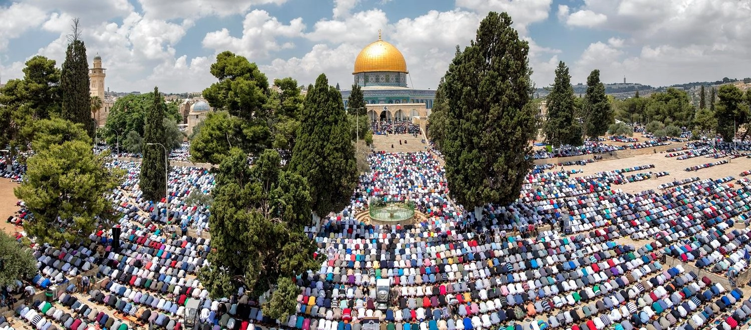 50 ألفا يؤدون صلاة الجمعة في "الأقصى" 