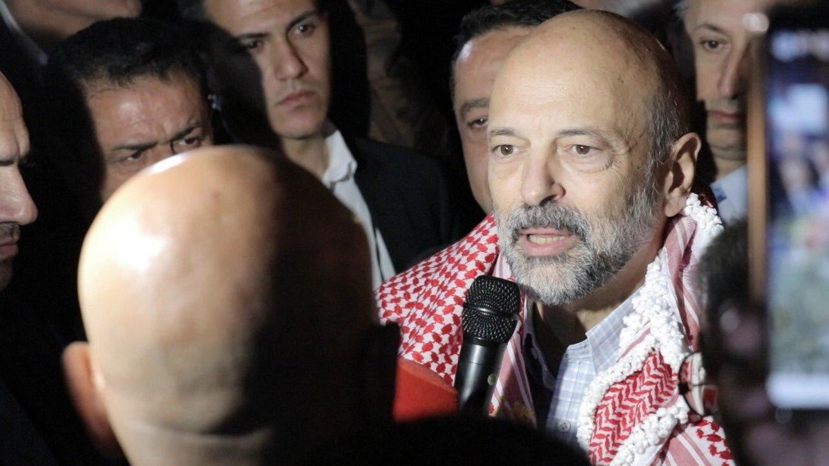 الرزاز يزور السلط ويضيء شجرة عيد الميلاد فيها