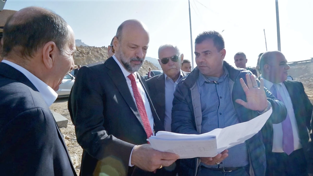 الرزاز يتفقد صيانة وإعادة تأهيل جسور على طريق البحر الميت