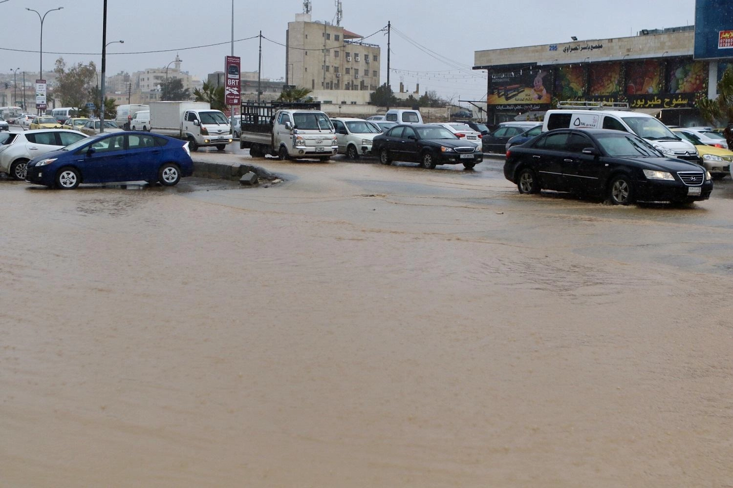 دعوات للابتعاد عن أماكن تشكل السيول