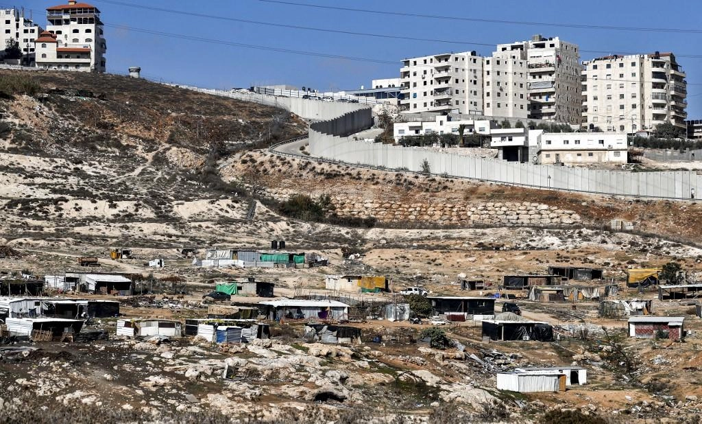 الاحتلال الإسرائيلي يعتقل 13 فلسطينيا 